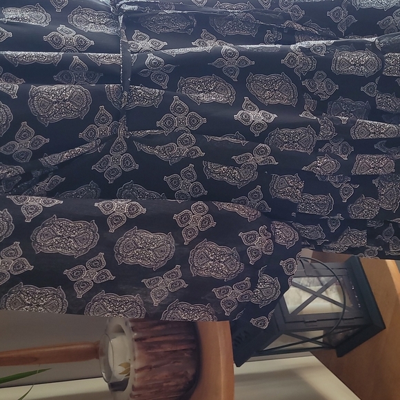 Rose and Olive Tiered Hemline Vee Neckline Graphic Print Dress - Size Medium - Picture 4 of 14